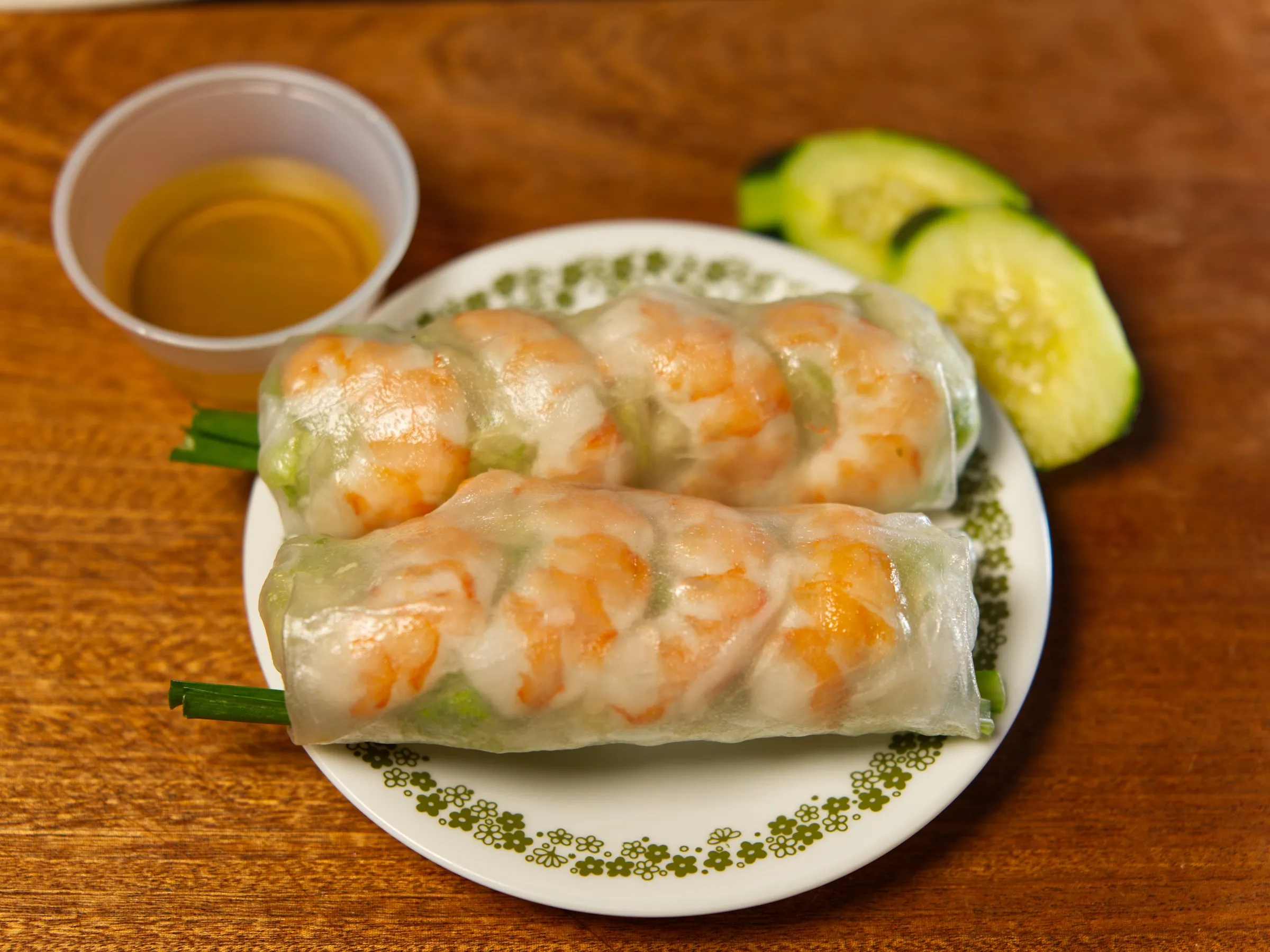 Fresh shrimp spring rolls with dipping sauce